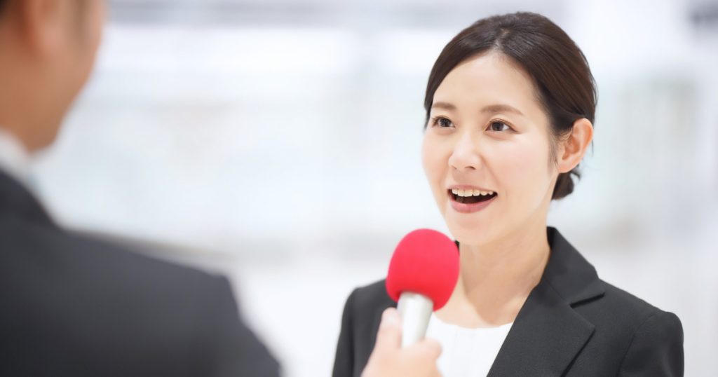 質問に答える会社員女性