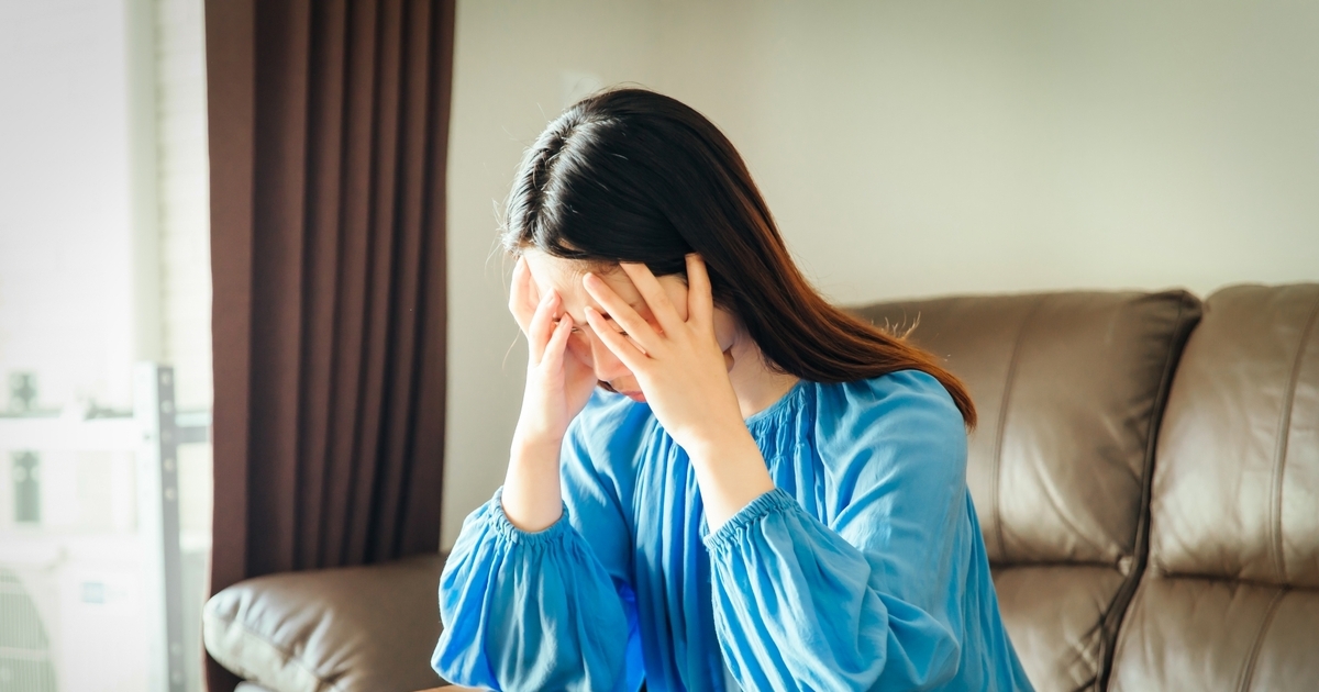 家で落ち込む女性