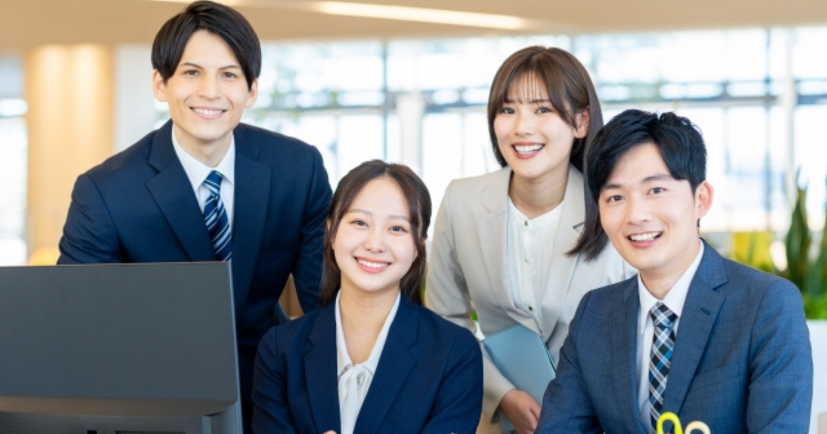 笑顔のビジネスパーソンたち