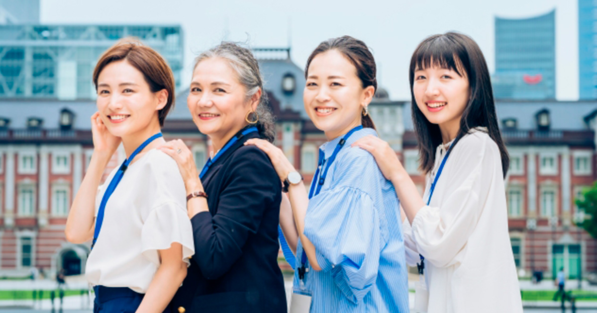 横向きに並んで立つ四人のビジネスウーマン
