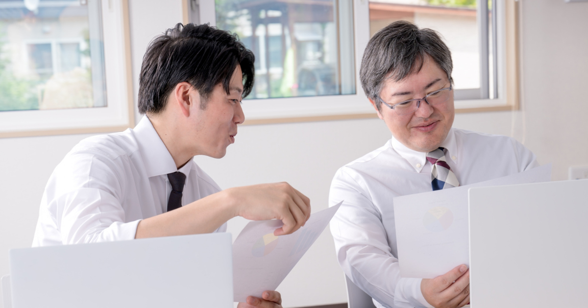 書類のチェックをする上司と部下