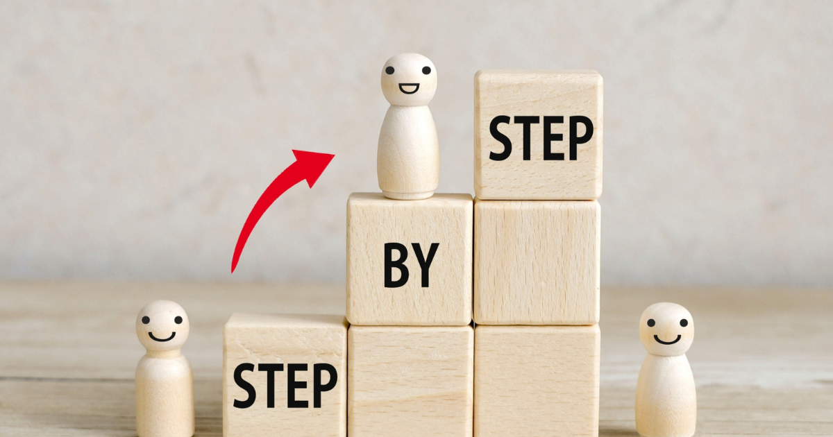 STEP BY STEPと書かれたブロック