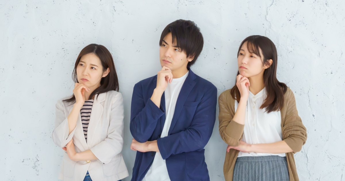 困った表情の採用担当者たち
