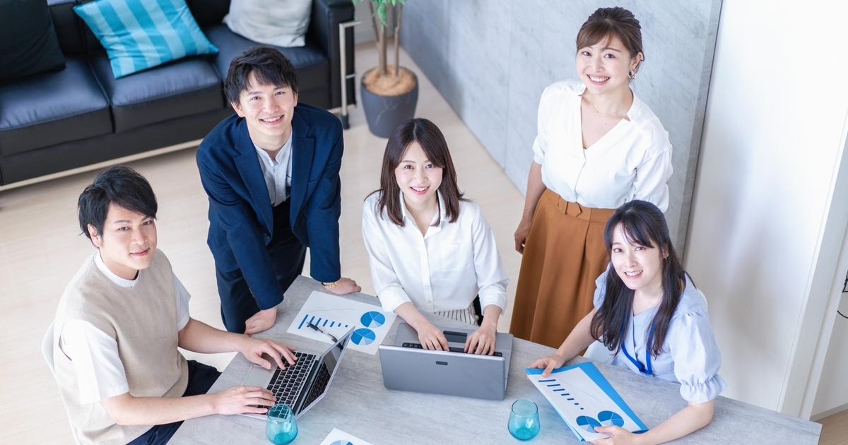 笑顔で見上げる人事担当者たち