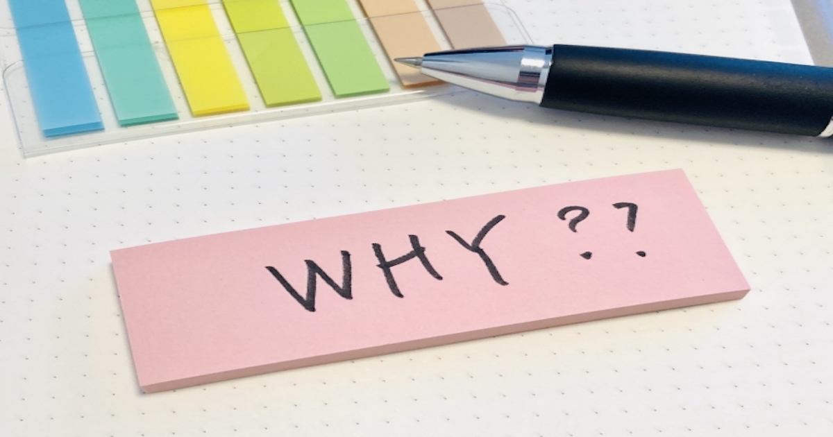 「WHY？？」と書かれたピンク色の付箋紙