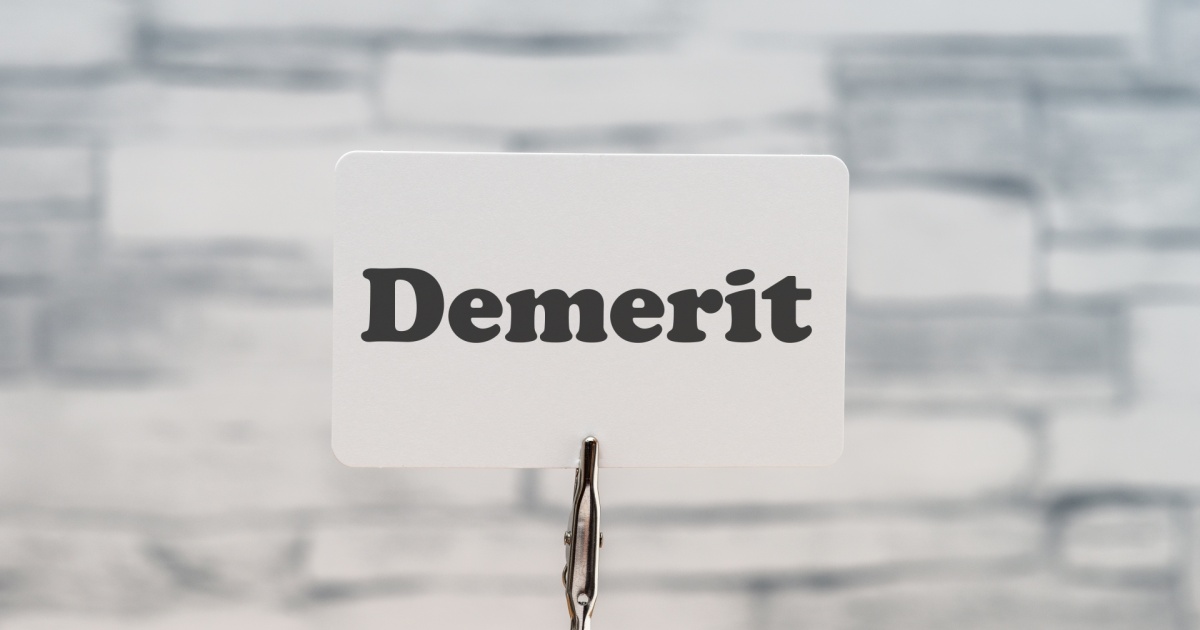 「Demerit」と書かれたカード