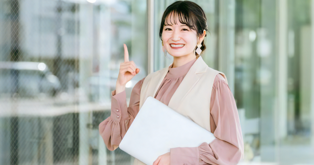 人差し指を立てる女性