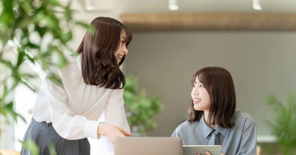 笑顔で話すビジネスパーソン