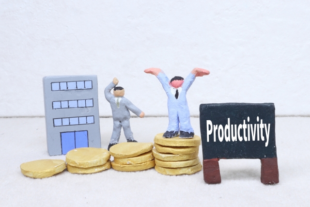 Productivityの文字と生産性向上を目指すビジネスマン