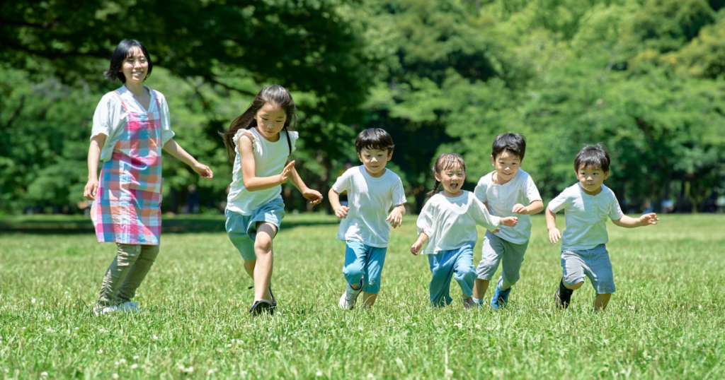 子どもと走る保育士