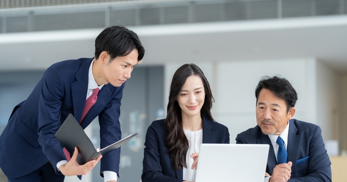 部下の仕事を見守る上司