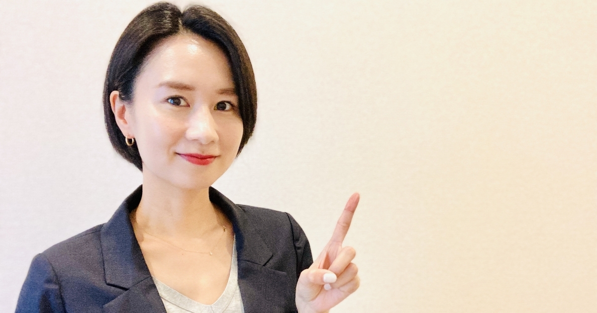 上に指を指すHR担当者