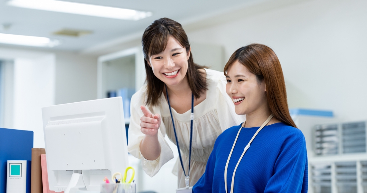 採用力強化のステップを確認する人事担当者