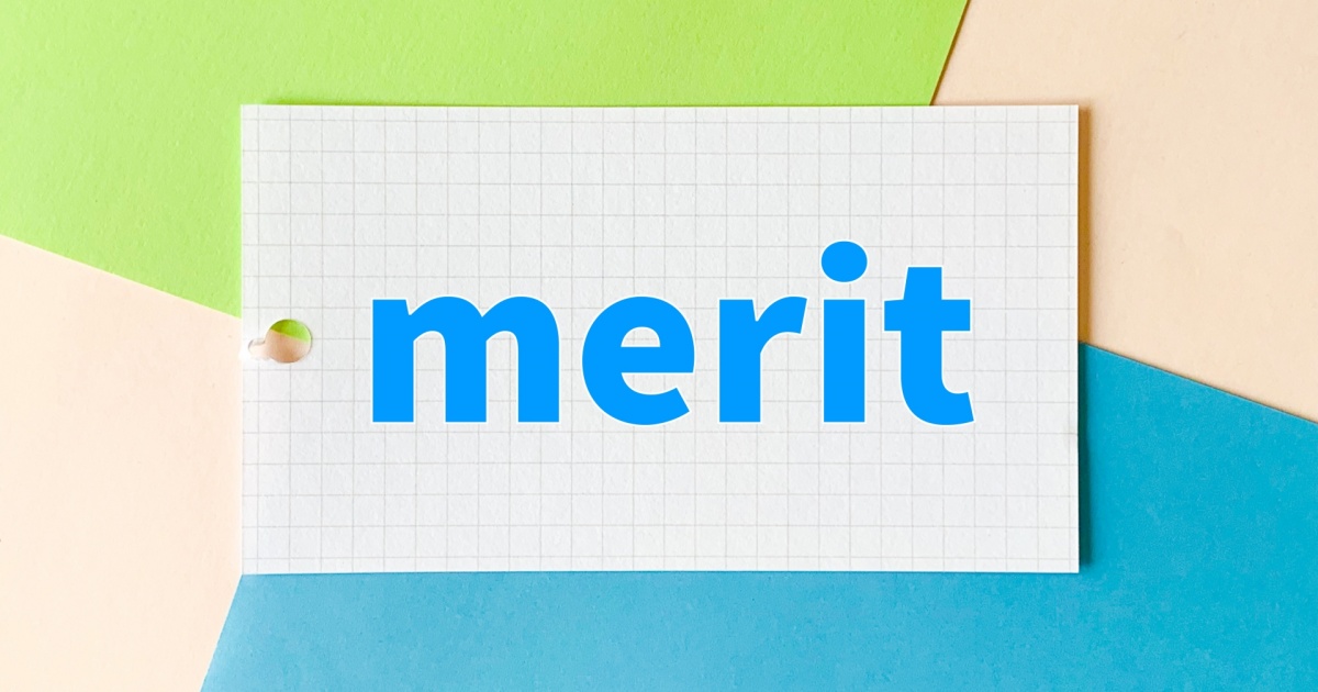 青いローマ字で「merit」と書かれた紙