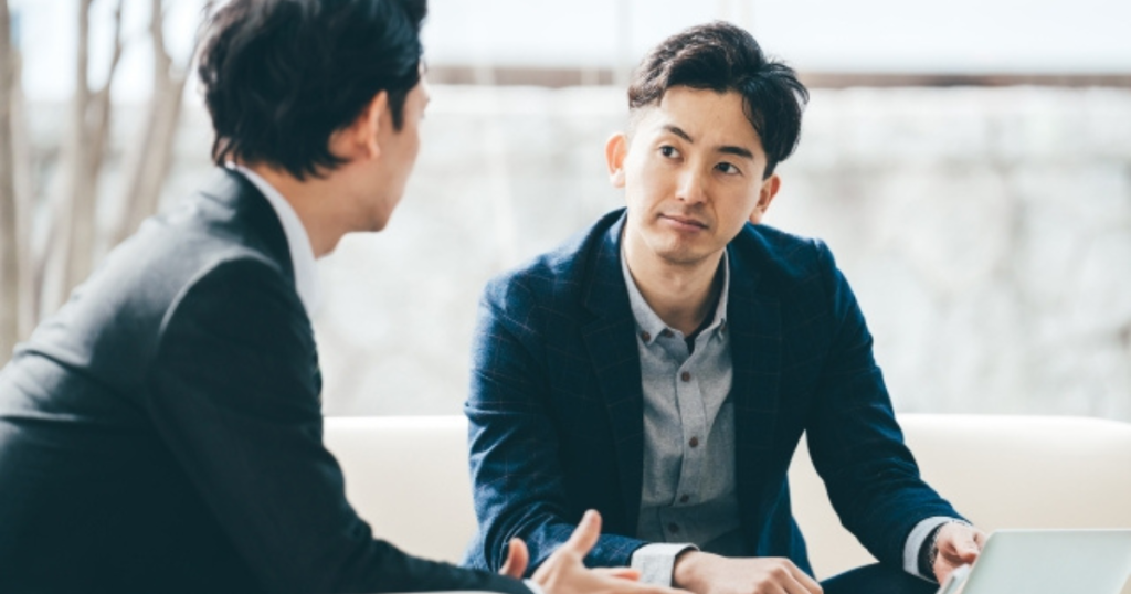 部下の話を聞く上司