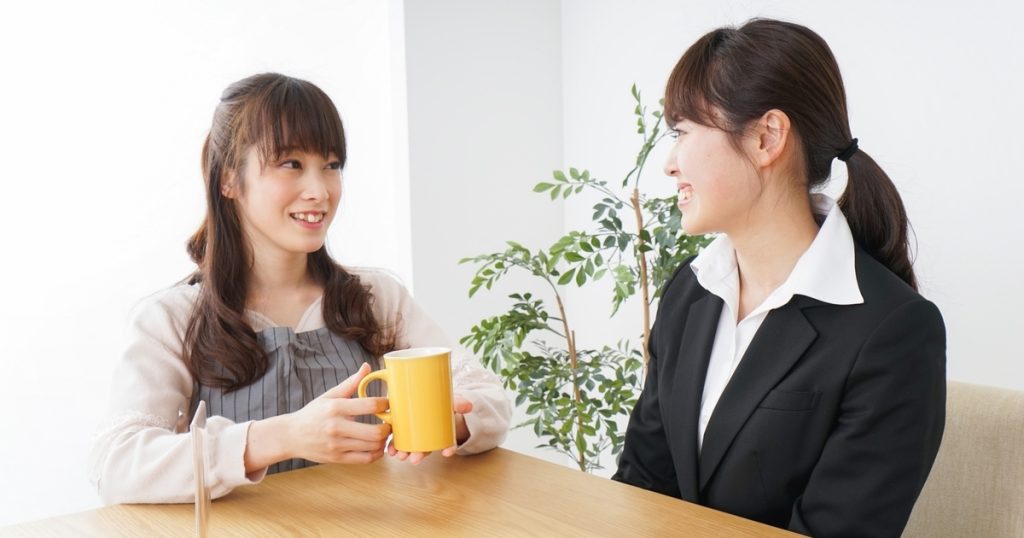 面接前の女性とスタッフ