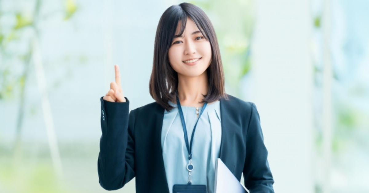 人差し指を立てるビジネスパーソン