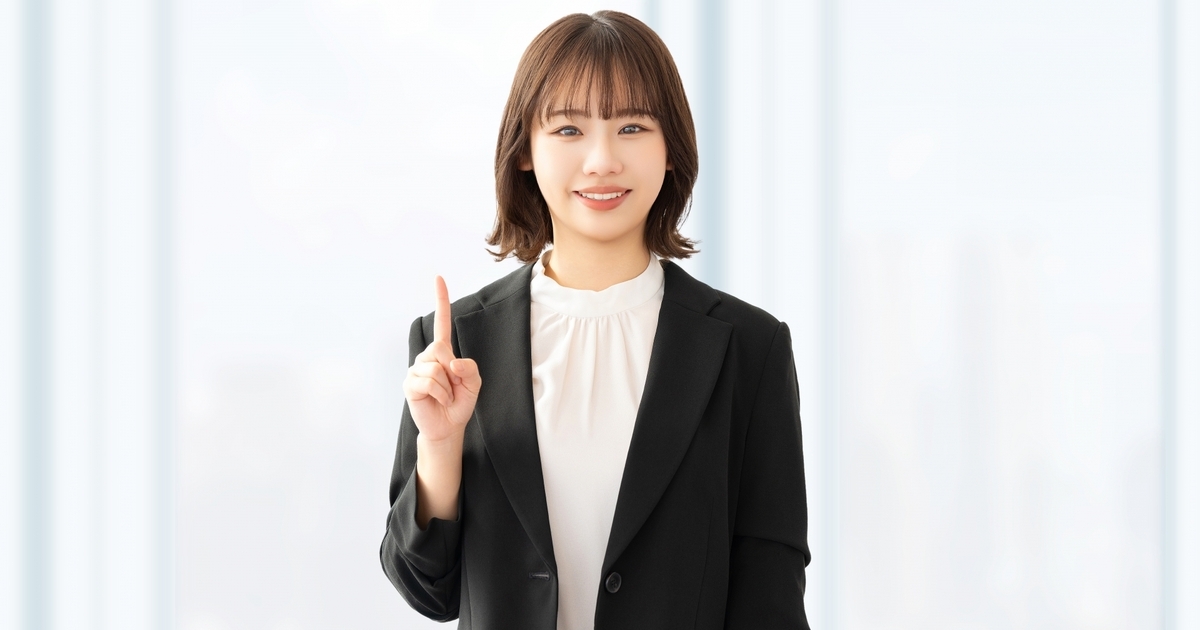 人差し指を立てる女性