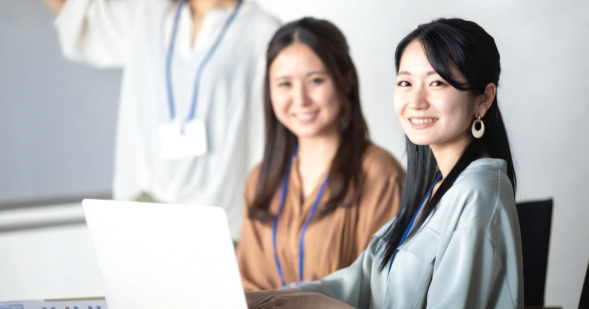 笑顔の女性社員