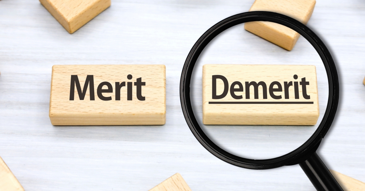 デメリットの文字と虫眼鏡