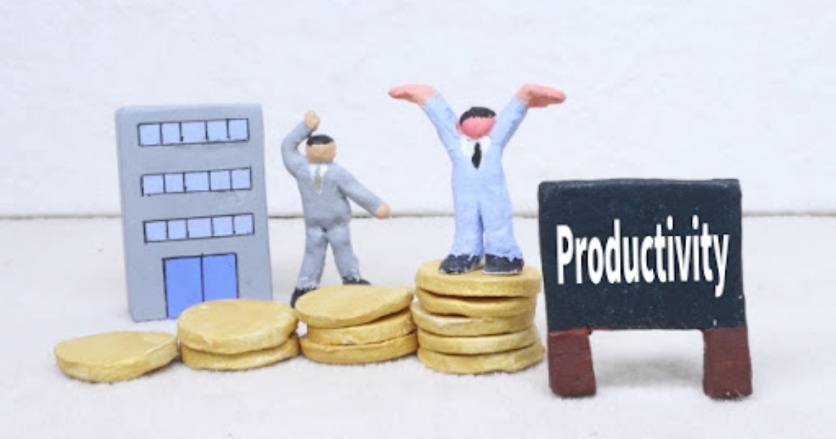 Productivityの文字と生産性向上を目指すビジネスマン