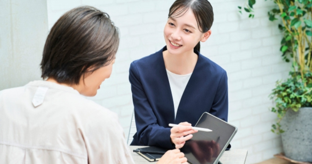 顧客に説明するビジネスパーソン