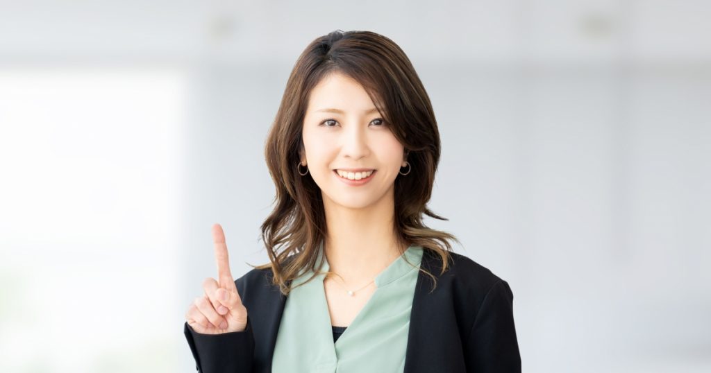 注意点を示す女性