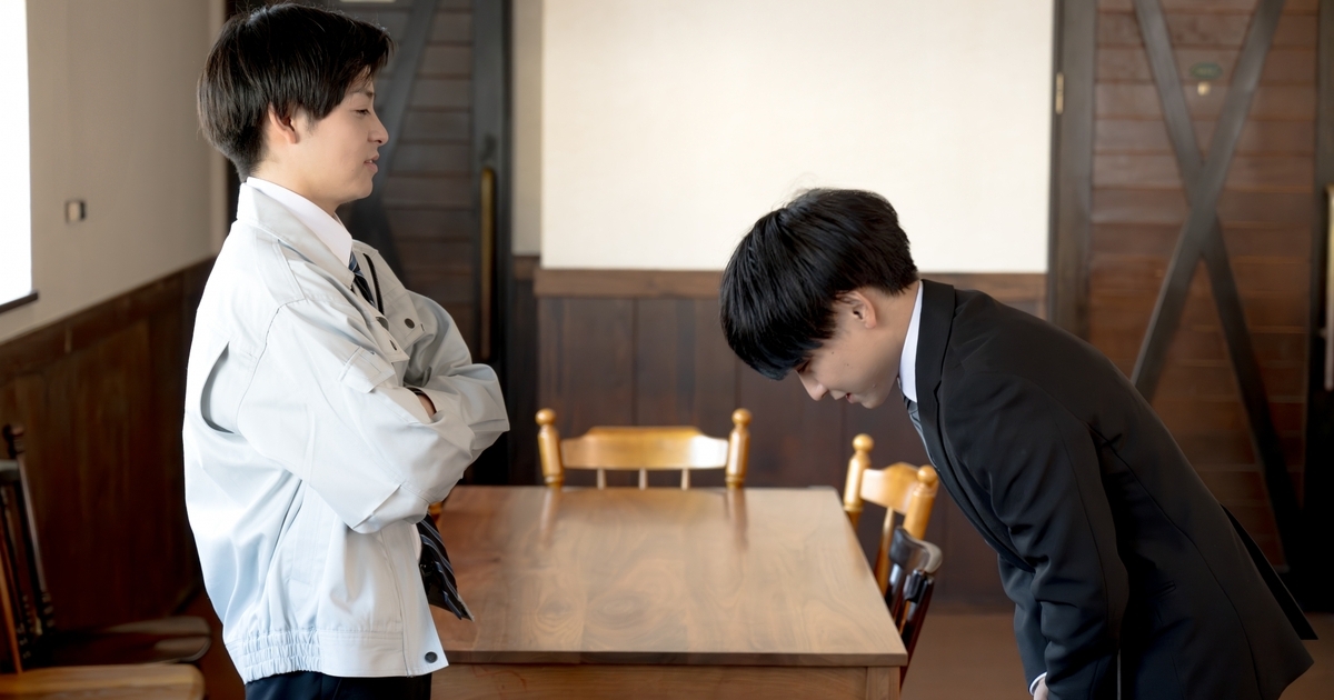 謝罪するビジネスパーソン