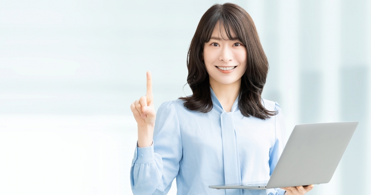 人差し指を立てる人
