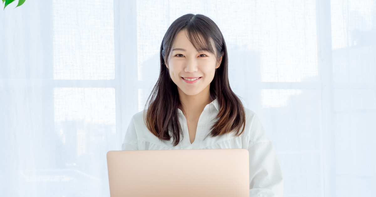 PCに向かうビジネスパーソン