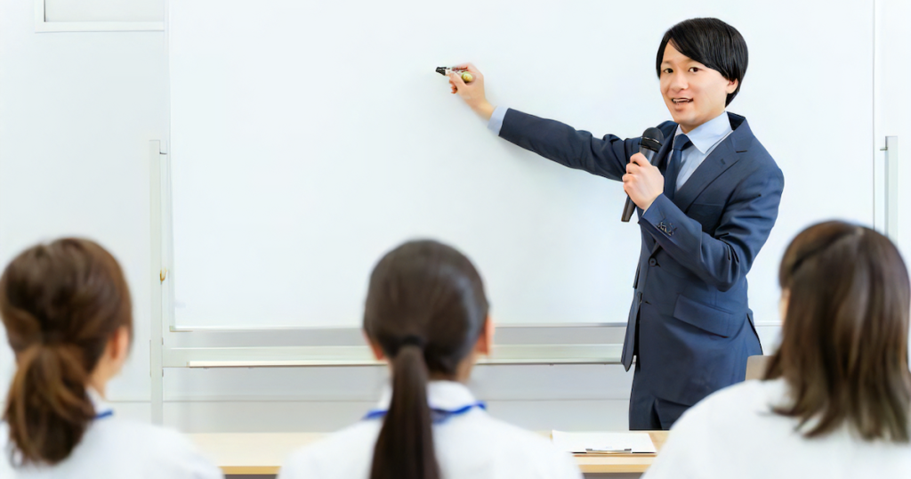 ホワイトボード前で説明する男性