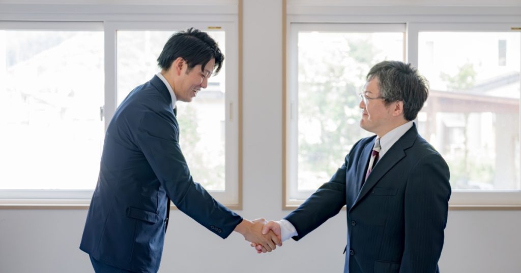 握手をする2人の男性