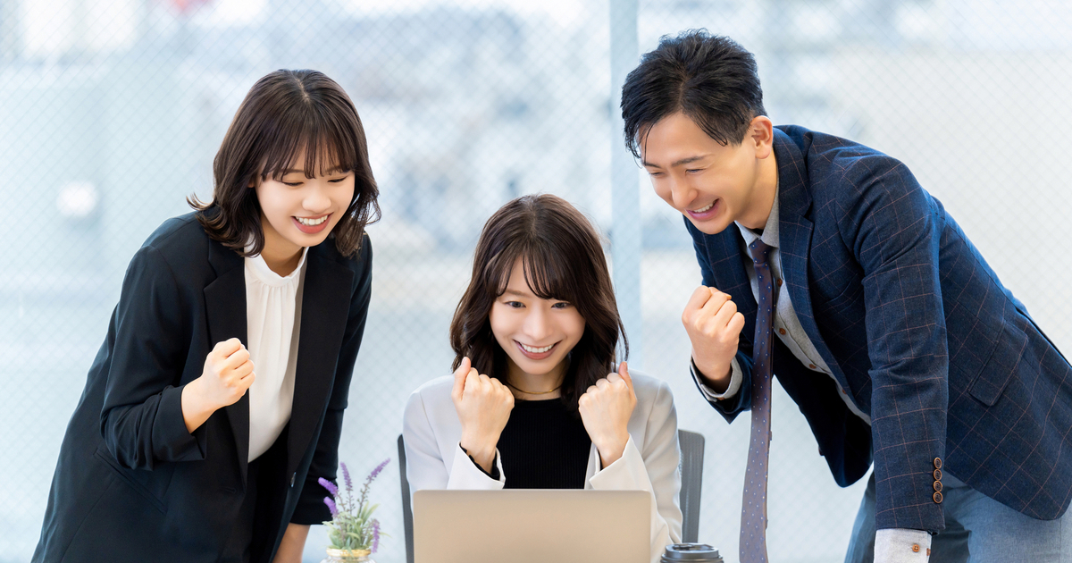 嬉しそうなビジネスパーソンたち
