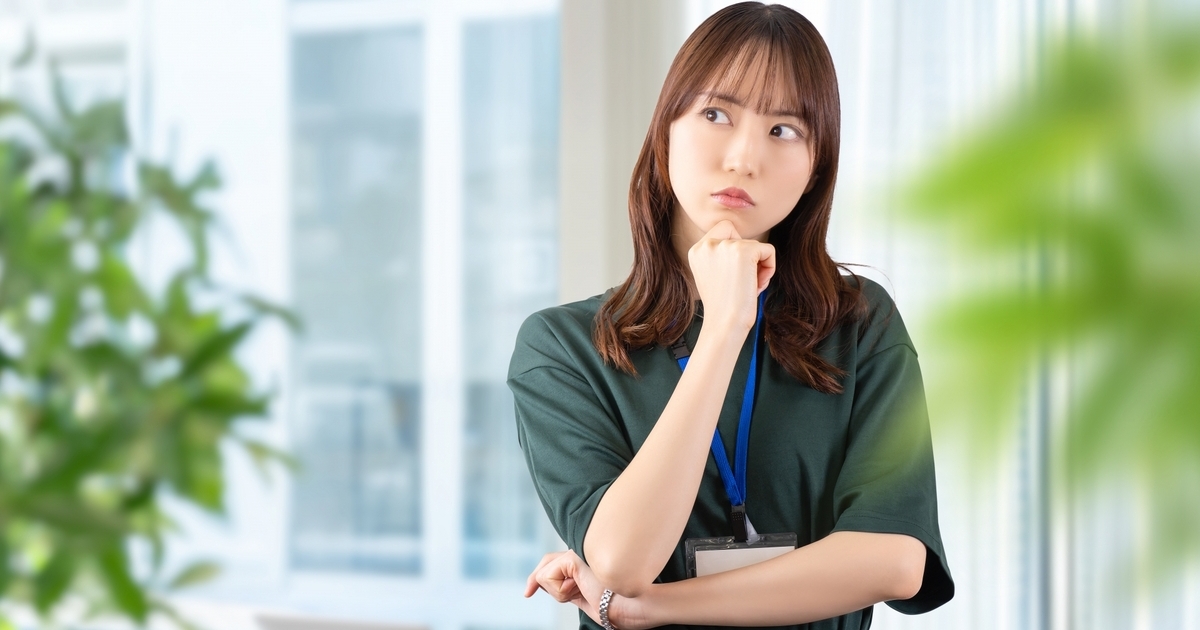 悩んでいる様子のビジネスパーソン