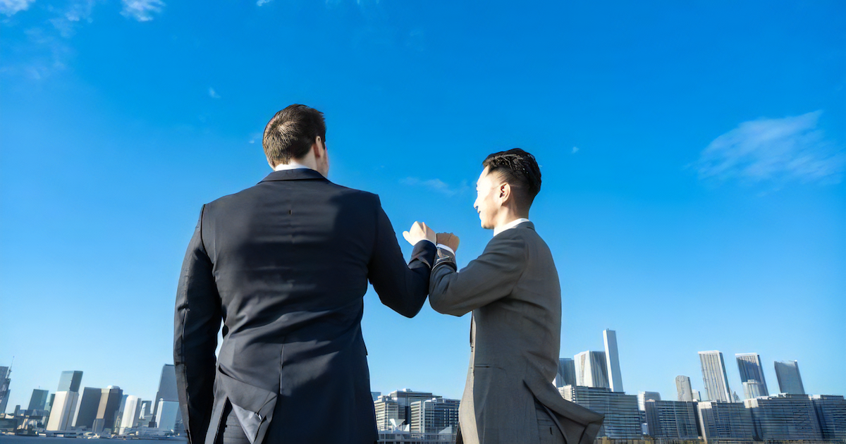 拳を突き合わせるビジネスマン
