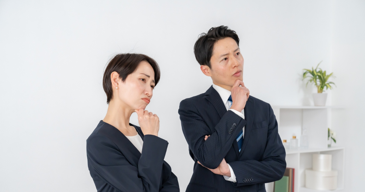 悩む人事担当者
