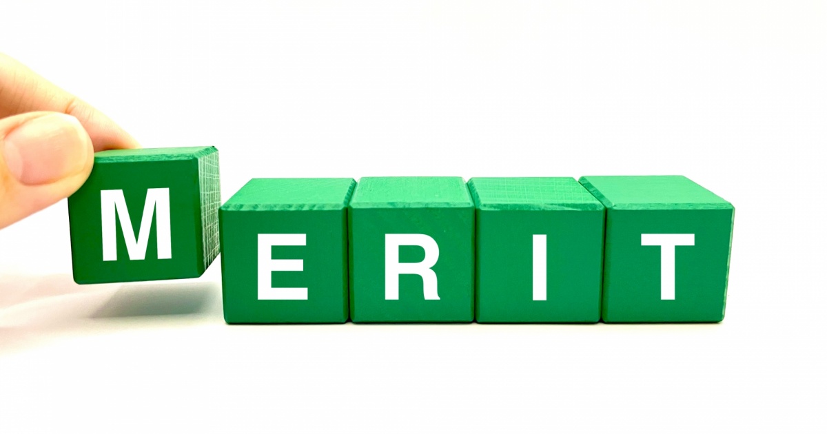 「MERIT」と書かれた緑色の木製キューブ