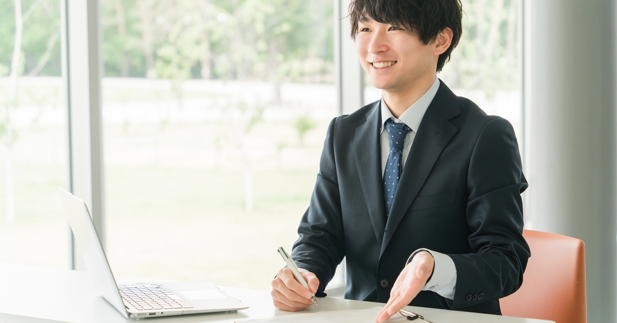 笑顔で説明するビジネスパーソン