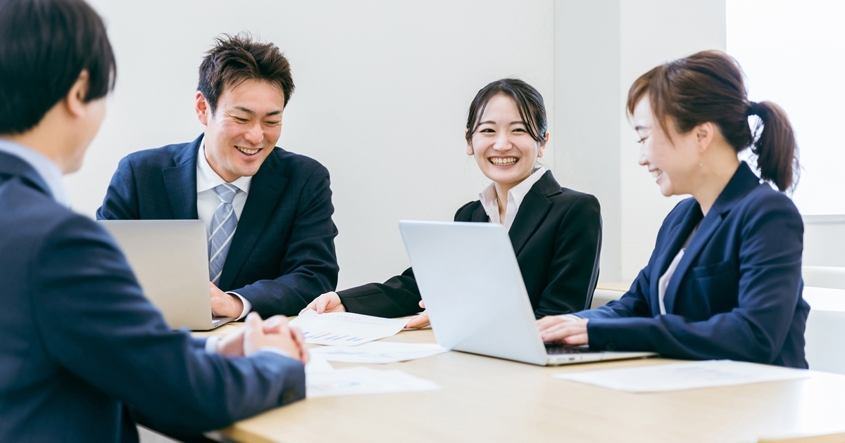 笑顔でミーティング中のビジネスパーソン達