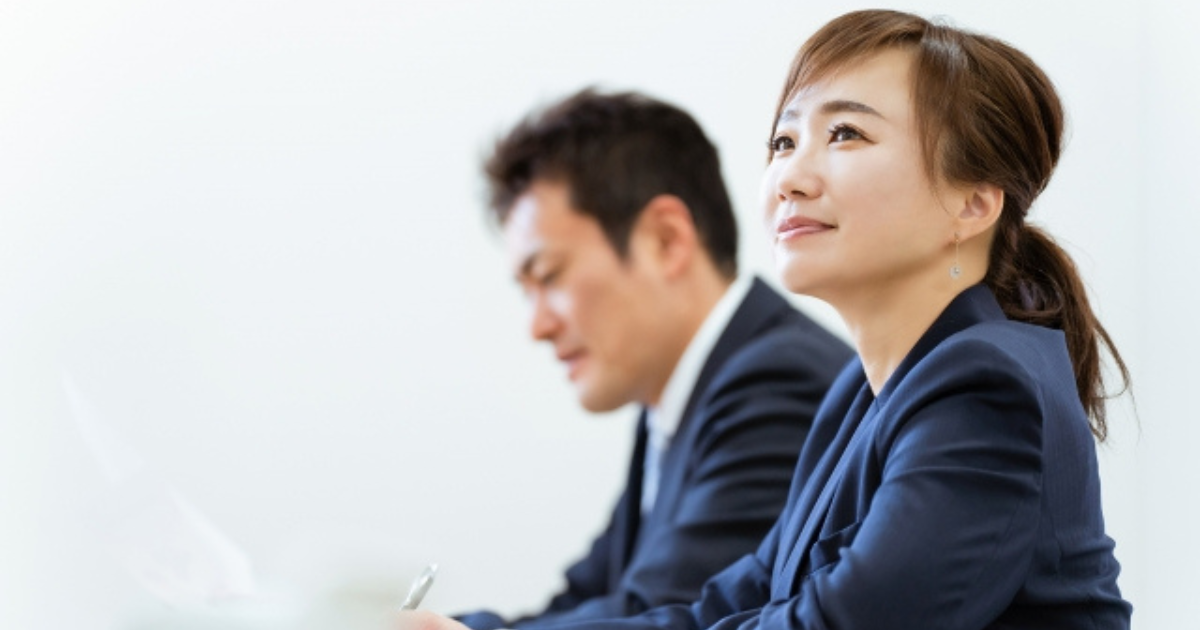 話を聞いているビジネスパーソン