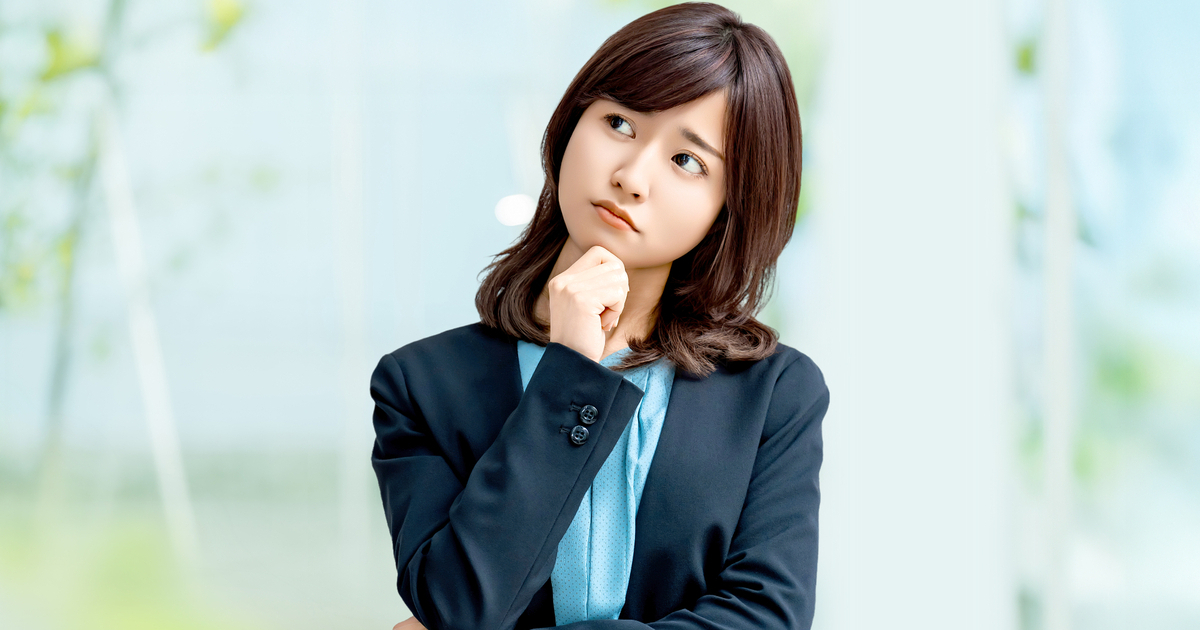考え込むビジネスウーマン