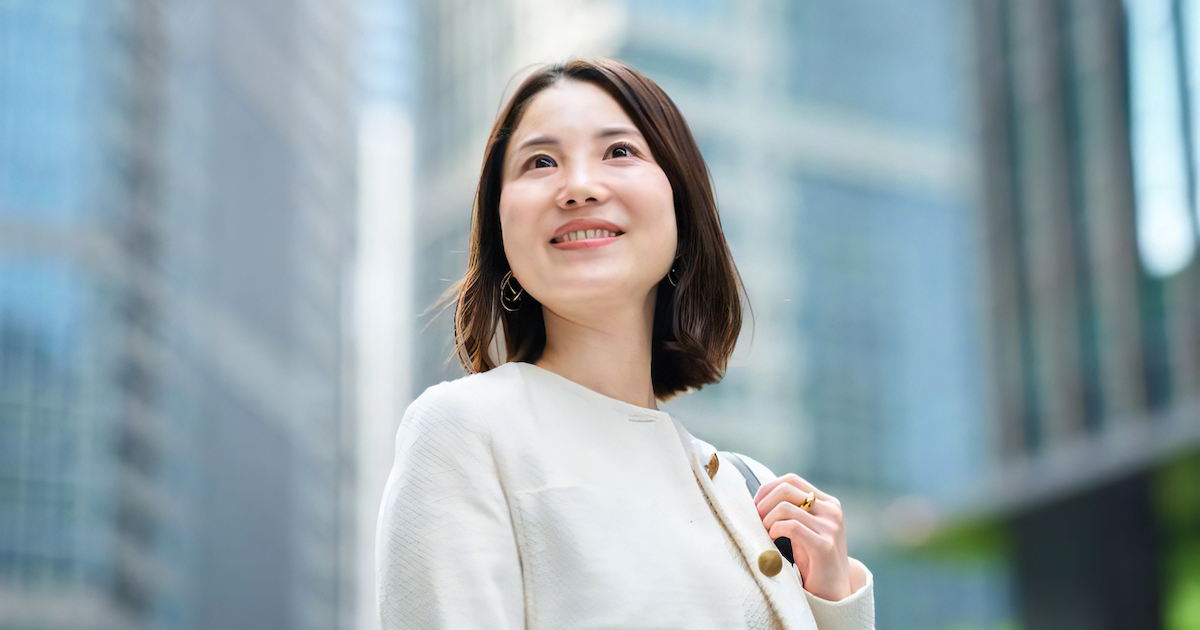 ビル群の前に立つ女性