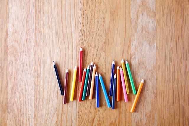  机に散らばる色鉛筆