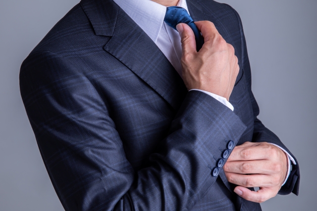 ネクタイをしめる男性のイメージ