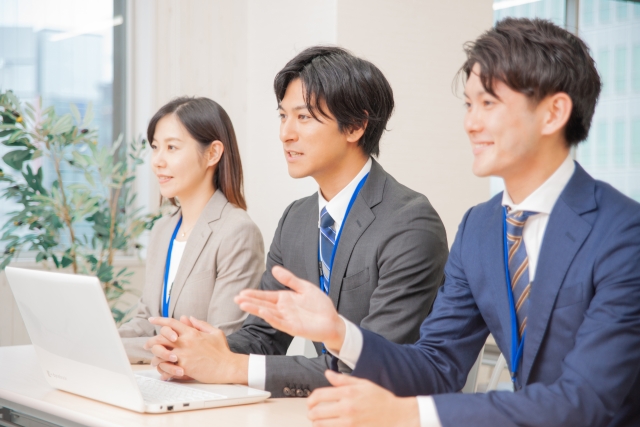 構造化面接をする面接官
