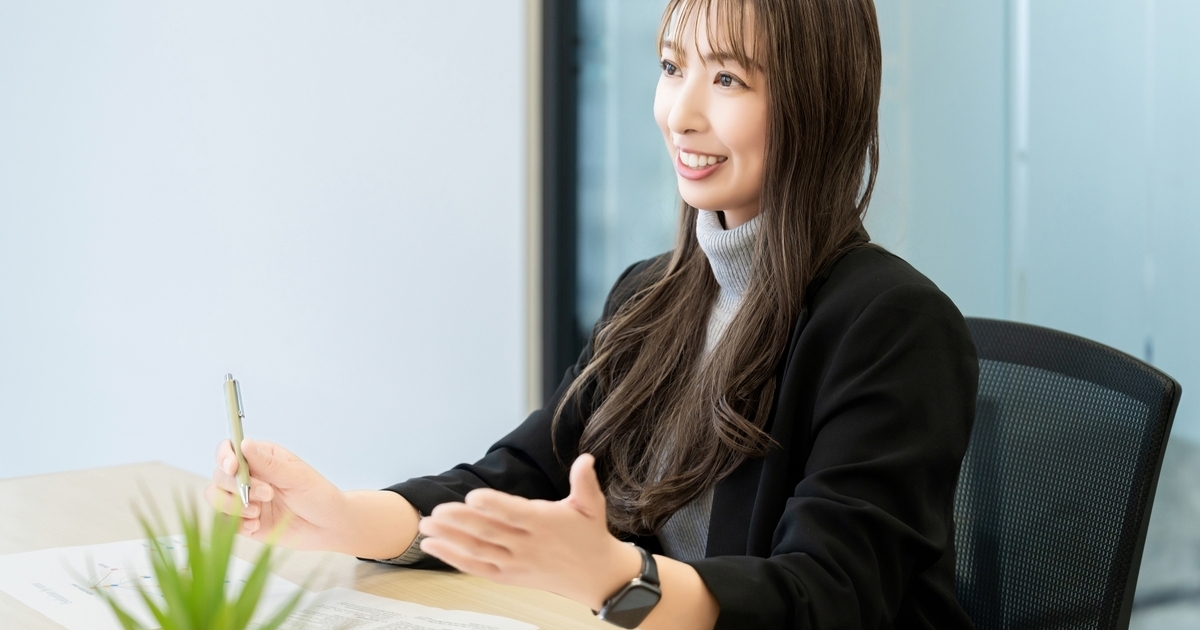 笑顔で説明するビジネスパーソン