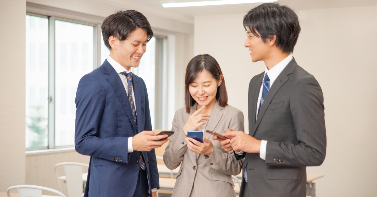 オフィスで話すビジネスパーソン