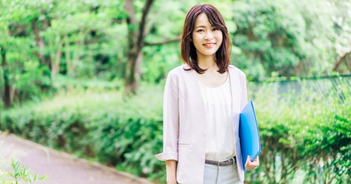 ファイルを抱えた女性