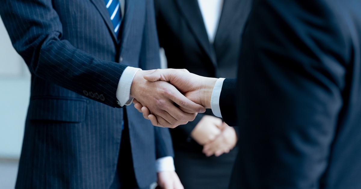 握手をするビジネスパーソン