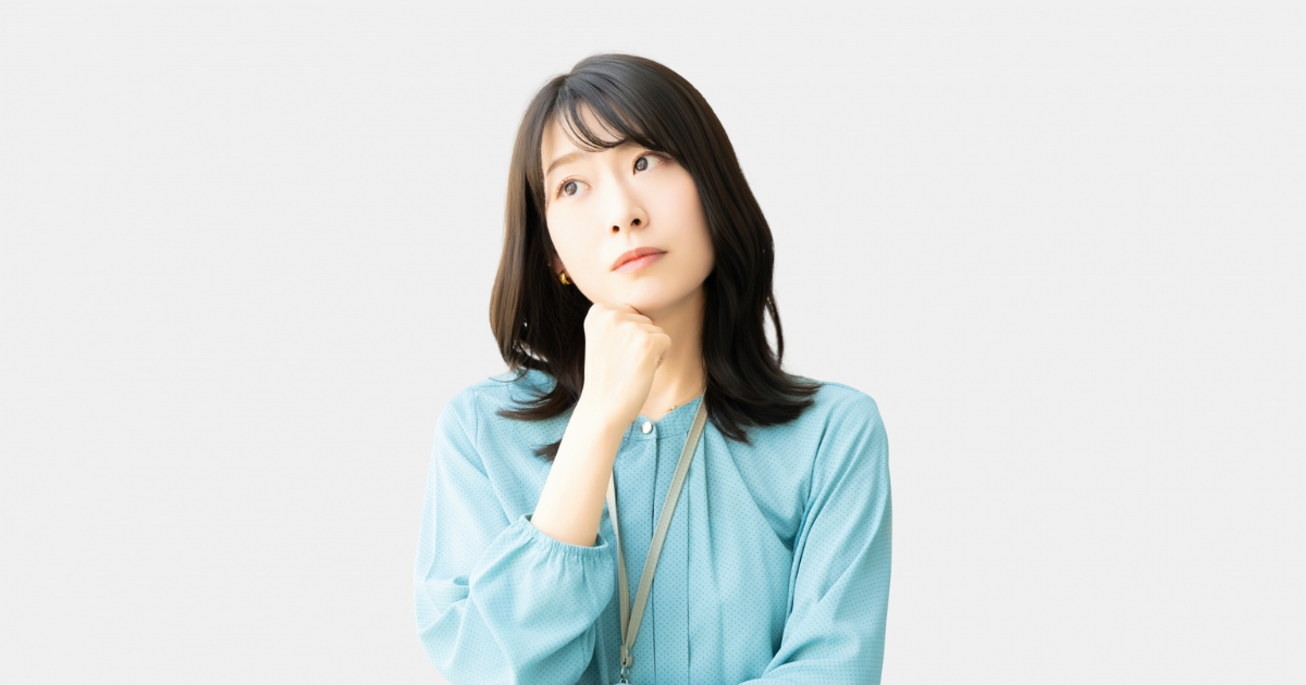 考えごとをするビジネスパーソン